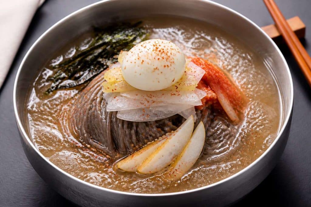 Recette du mul naengmyeon : la soupe de nouilles glacée coréenne