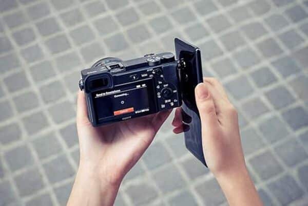 Découvrez le Sony Alpha 6400, l'appareil photo hybride APS-C performant pour vlogging 4K. Autofocus rapide, stabilisation avancée et vidéo professionnelle.