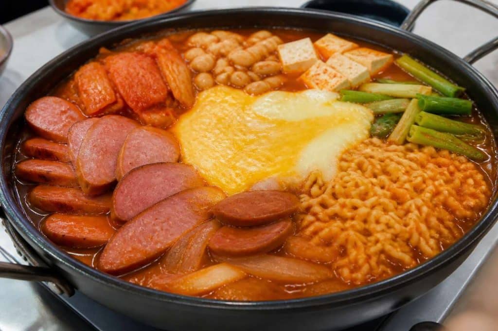 Recette du budae jjigae : le ragoût coréen réconfortant